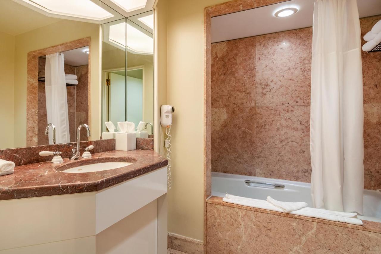 Quarto com Cama King-size e Vista do Lago