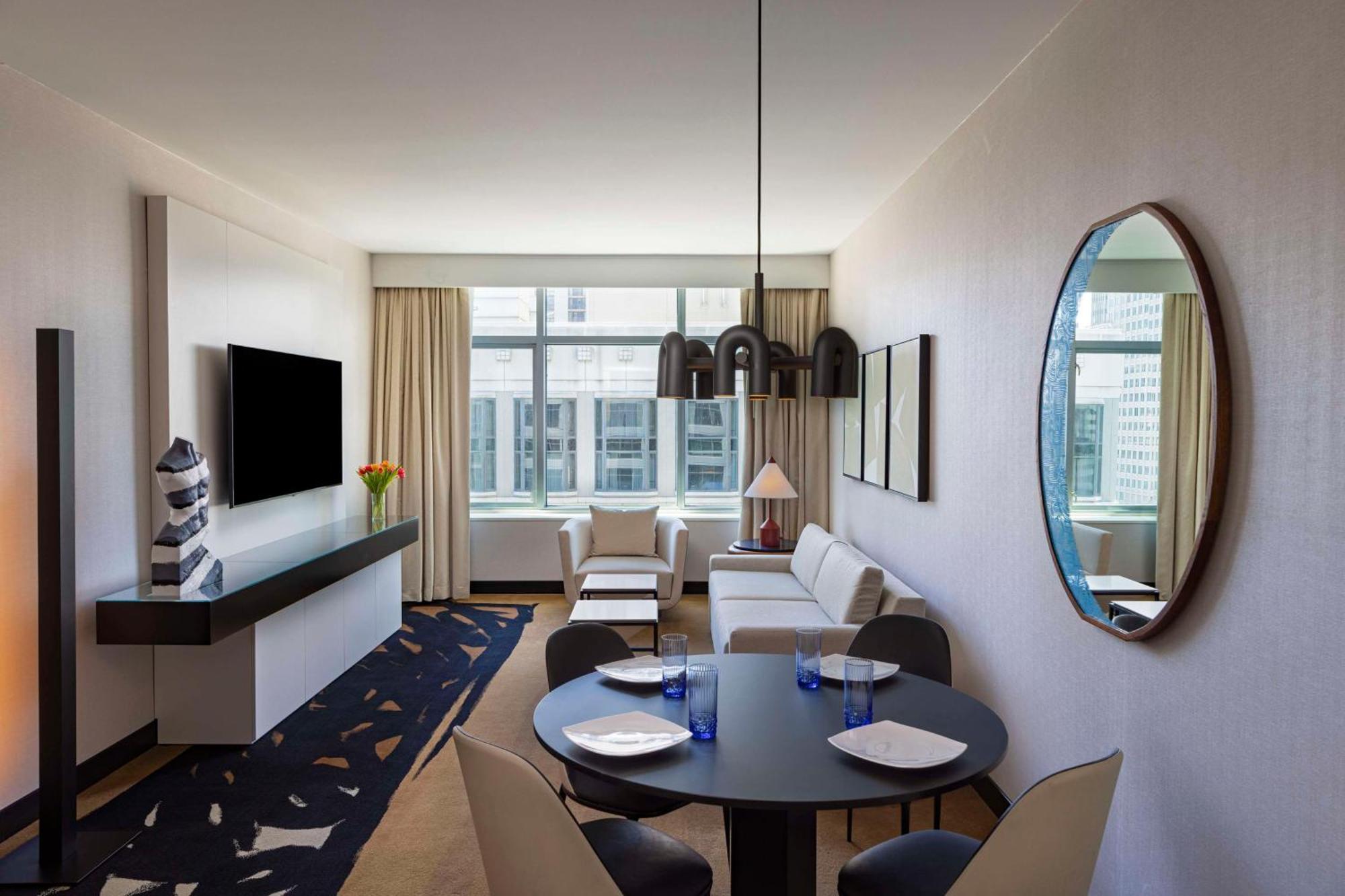 Luxury One-Bedroom King Suite,1547987260:JPEG