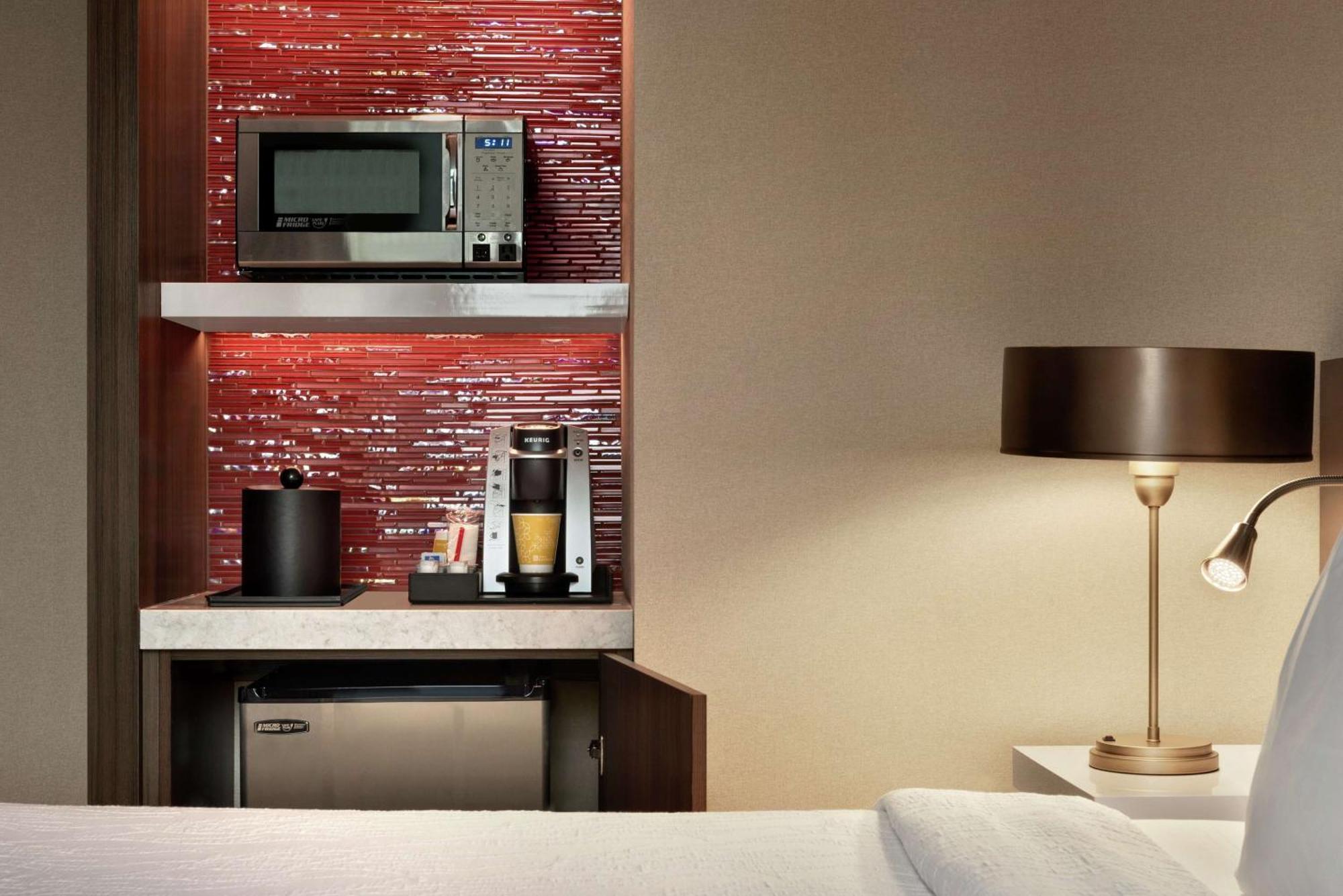 Habitación con cama extragrande.