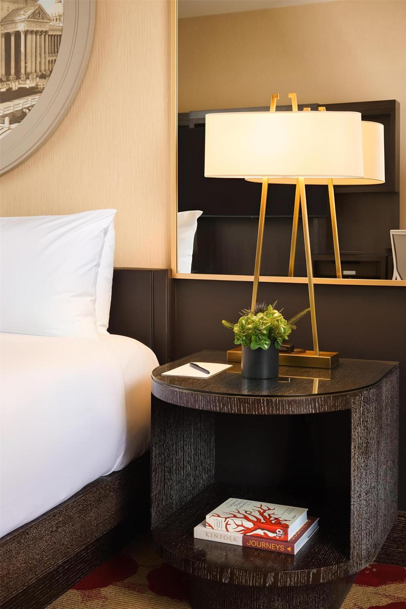 Quarto Deluxe com Cama King-size, Chuveiro Acessível a Cadeirantes e Vista da Cidade - Acesso para Hóspedes com Mobilidade Reduzida/Deficiência Auditiva