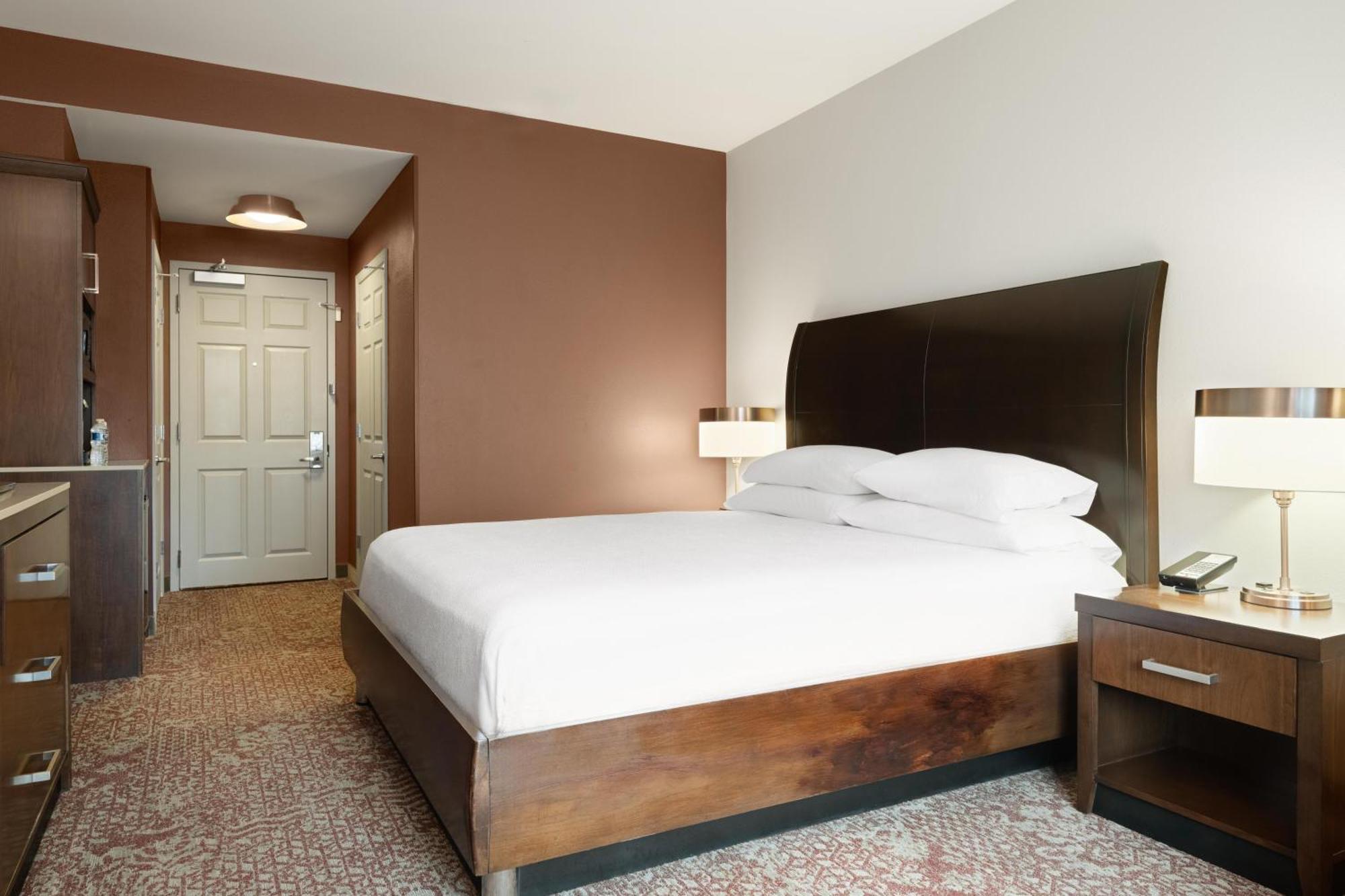 King Room with Roll-In Shower - Mobility Access,1739387343:JPEG